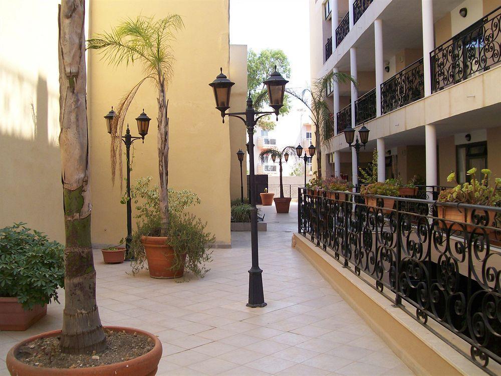 The Crown Hotel Buġibba Exteriör bild