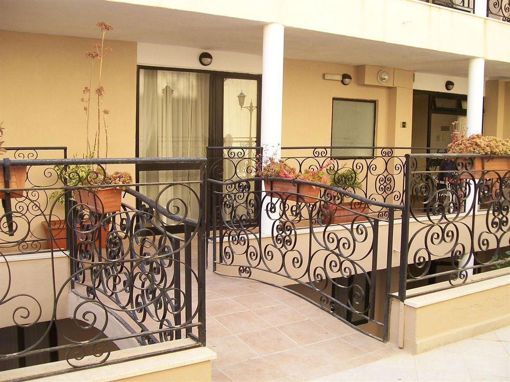 The Crown Hotel Buġibba Exteriör bild