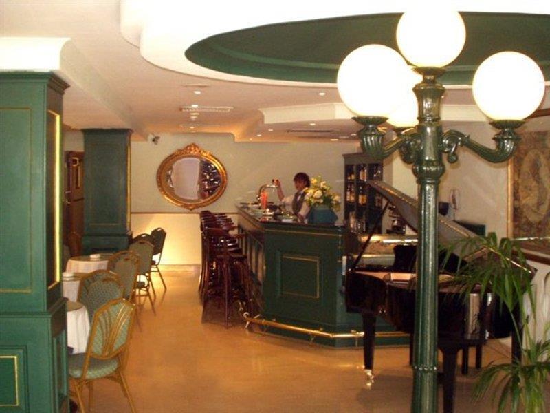 The Crown Hotel Buġibba Exteriör bild
