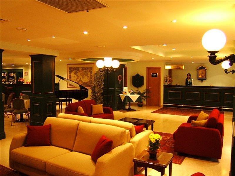 The Crown Hotel Buġibba Exteriör bild