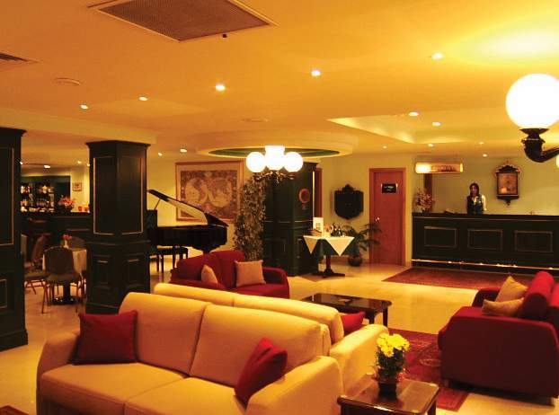 The Crown Hotel Buġibba Exteriör bild