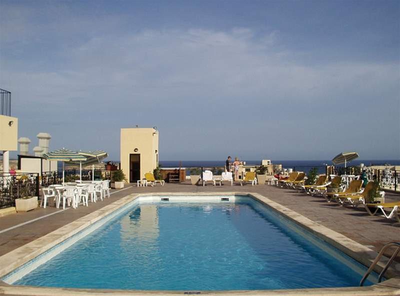 The Crown Hotel Buġibba Exteriör bild