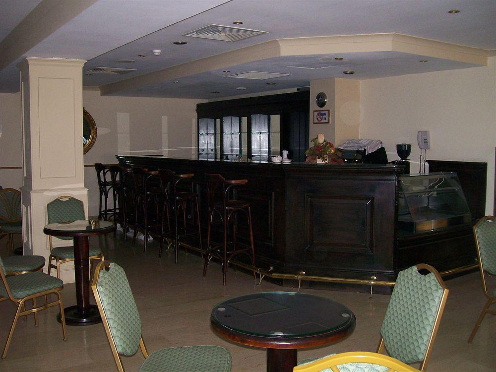 The Crown Hotel Buġibba Exteriör bild